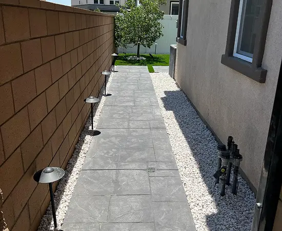 side-yard-residential-walkway-installation-09-ultimate-pro-landscaping-coachella-valley 1